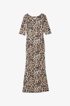 Sukienka midi w wzór panterki, wykonana z lekkiego materiału, z dekoltem w serek, krótkimi rękawami oraz marszczonymi detalami po bokach.