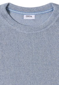 Hellblauer, gestrickter Rundhalsausschnittpullover mit einem weißen Etikett, auf dem "CECIL" steht, das innen am Halsausschnitt eingenäht ist.