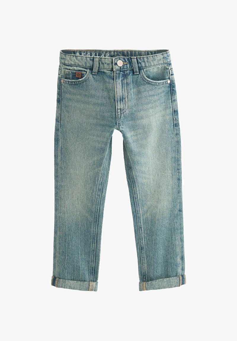 Jeans in denim azzurro chiaro con gamba dritta, orli arrotolati, tasche frontali e una piccola etichetta con il logo in vita. Finitura sbiadita con una sottile texture.