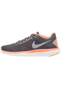 Běžecká obuv Nike s šedou síťovinou na svršku, oranžovými akcenty a bílou podešví. Má texturovaný povrch a výrazný detail loga.