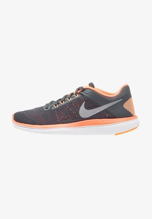 Běžecká obuv Nike s šedou síťovinou na svršku, oranžovými akcenty a bílou podešví. Má texturovaný povrch a výrazný detail loga.