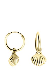 Guldringar med en snäckaformad berlock som har ribbat mönster, polerad yta och en enkel låsdesign.