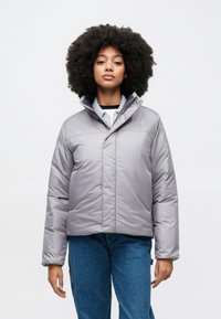 Γκρι μονωμένο μπουφάν με ψηλό γιακά και φερμουάρ. Διαθέτει λογότυπο στο στήθος και ελαφρώς κοντή εφαρμογή. Υλικό με υφή.