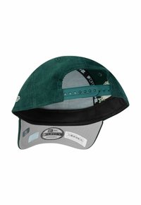 Grüne Cord-Baseballmütze mit gebogenem Schirm, verstellbarem Riemen und grauem Innenfutter. Mit Logo-Details auf der Vorder- und Seite.
