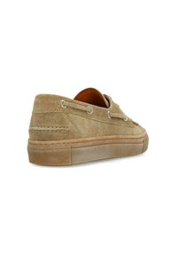 Beige suède sneakers met een laag ontwerp, ronde neus en rubberen zool. Voorzien van metalen oogjes en zijnaaddetails.