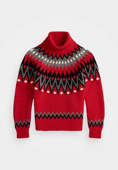 Κόκκινο πλεκτό πουλόβερ με ψηλό λαιμό, διακοσμημένο με γεωμετρικά σχέδια σε μαύρο, γκρι και λευκό χρώμα, κατά μήκος του στήθους, των ώμων και των μανικιών.