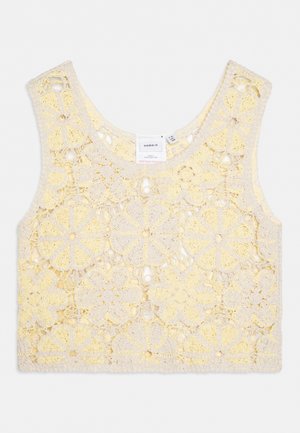 Top court jaune et crème sans manches, crocheté, avec motifs floraux et encolure arrondie.
