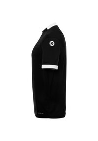 Schwarzes Poloshirt mit einem weißen Kragen und Streifen an den Ärmeln. Verfügt über ein rundes Logo am linken Ärmel und atmungsaktive Stofftechnologie.