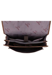 Brun lædertaske med en grå mønstret indvendig. Har flere rum, en lynlåslomme og stofmærker til vandtæthed.