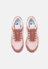 Scarpe da ginnastica rosa e marroni in rete e suede, con punta arrotondata, design con lacci, colletto imbottito e suola testurizzata.