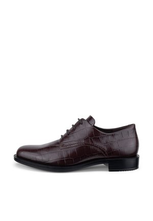 Chaussure habillée en cuir marron foncé avec motif crocodile, design à lacets et semelle noire avec petit talon, vue de côté.
