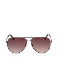 Ochelari de soare tip aviator cu un cadru din metal argintiu și lentile întunecate cu gradient, având un dublu pod și accente din cauciuc pe tâmple.