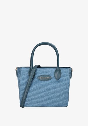 Blaue gewebte Handtasche mit zwei Griffen und einem Schulterriemen, mit einer "pierre cardin" Logo-Plakette vorne.