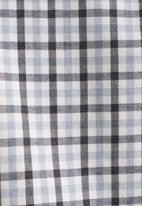 Tessuto a quadri di cotone con controlli di blu chiaro, blu scuro e bianco disposti in un motivo regolare, con una texture morbida e una finitura liscia.