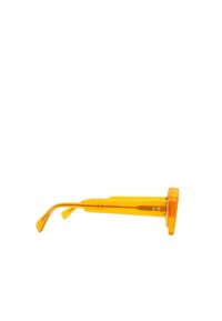 Occhiali da sole arancioni con montatura rotonda, aste sottili e motivo a freccia sulle tempie. Realizzati in materiale plastico liscio.