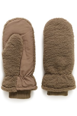 Paar braune Sherpa-Fleece-Fäustlinge mit Strickbündchen, einer zeigt die Handfläche mit glattem Stoff, der andere die flauschige Rückseite.