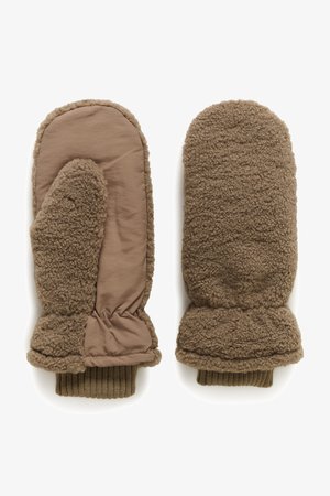 Porų rudų „sherpa“ veltinio pirštinių pora su megztais rankogaliais, viena rodanti delno pusę su lygiu audiniu, kita – pūkuotą nugarėlę.