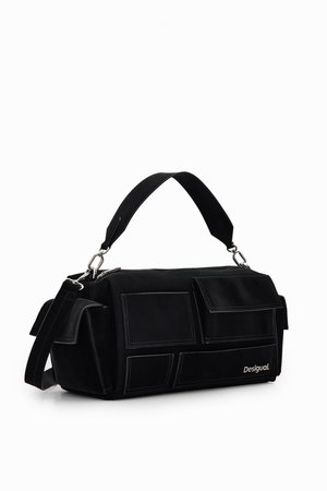 Sac à main noir avec plusieurs poches, fabriqué dans un matériau lisse. Il dispose d'une petite poignée et d'une sangle amovible, avec des accents en métal argenté.