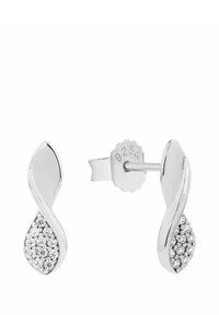 Orecchini d'argento con un design allungato e torcido. Una sezione presenta gemme rotonde e trasparenti, mentre l'altra ha una finitura liscia.