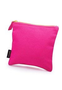 Fuchsia-farbenes Canvas Täschchen mit strukturierter Oberfläche, goldfarbener Reißverschluss und einem kleinen schwarzen Etikett mit der Aufschrift "YOKOAMI" auf einer Seite.