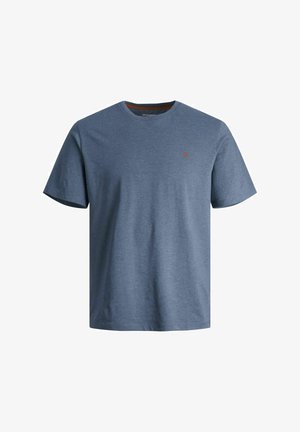 Rövid ujjú, kerek nyakú póló kék melírozott anyagban, kicsi narancssárga logóval a mellkason és standard fazonnal.