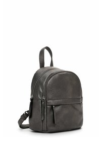 Zaino in pelle di colore grigio scuro. Forma arrotondata con due scomparti con zip, tracolla regolabile, maniglia superiore e dettaglio sulla tasca frontale.
