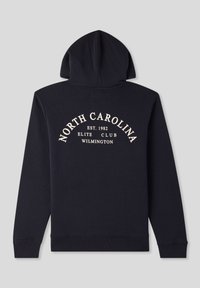 Felpa blu scuro con tasca a marsupio e polsini a coste, presenta un testo bianco: "NORTH CAROLINA EST. 1982 ELITE CLUB WILMINGTON" sul retro.