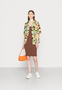 Even&Odd Vestido de malha - dark brown