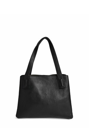 Borsa tote nera in pelle con texture liscia, forma rettangolare alta e doppi manici superiori. Caratterizzata da una chiusura con zip superiore e un design minimalista.