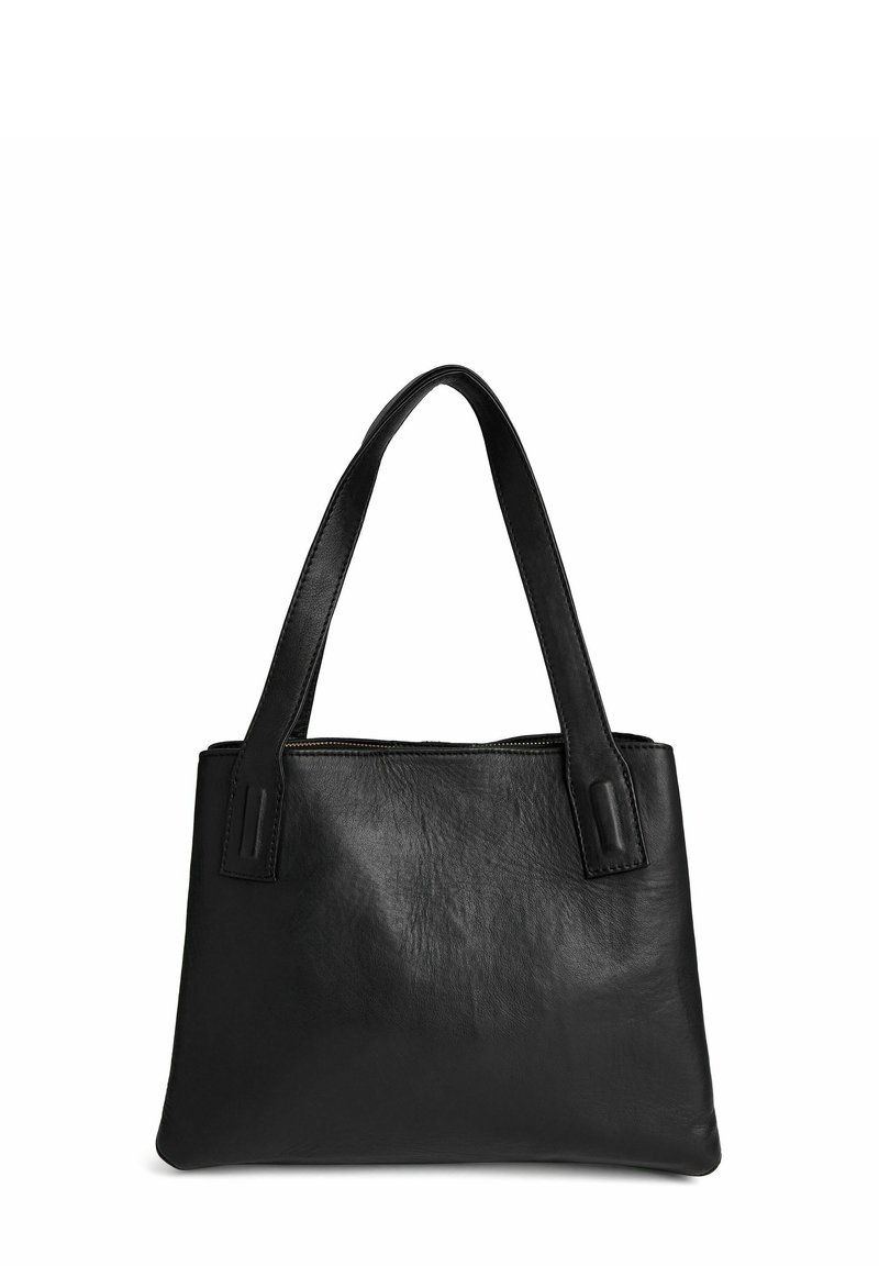 Borsa tote nera in pelle con texture liscia, forma rettangolare alta e doppi manici superiori. Caratterizzata da una chiusura con zip superiore e un design minimalista.