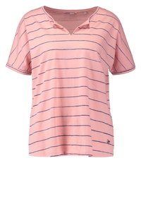 Růžové pruhované tričko s krátkým rukávem, které má výstřih do V, jemné námořnické pruhy a malé vyšívané logo na lemování. Měkká textilie.