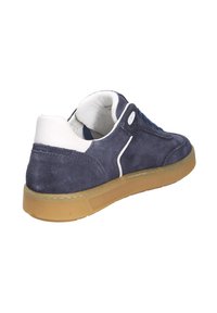 Sneaker in suede blu navy con dettagli bianchi, punta arrotondata e suola in gomma. Caratterizzato da un colletto imbottito e design con lacci. Dettagli di cucitura laterale presenti.