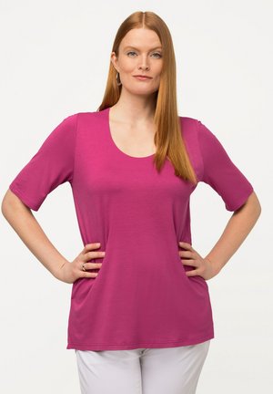 Fuksia lyhythihainen paita, jossa on avara pääntie, valmistettu kevyestä ja sileästä kankaasta; siinä on rento malli ja sivutaskut.