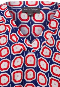 Blusa a fantasia con sfondo blu navy e forme ottagonali rosse e bianche, design a V, e etichetta in tessuto con la scritta "Franco Callegari 36."