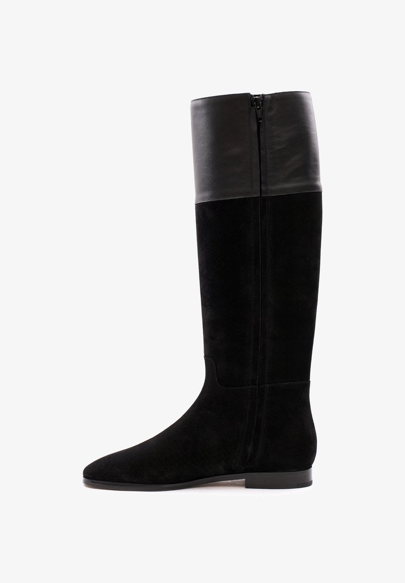 Schwarze kniehohe Stiefel mit einem unteren Teil aus Wildleder und einem glatten Lederoberteil. Sie verfügen über einen seitlichen Reißverschluss und einen niedrigen, abgerundeten Absatz.