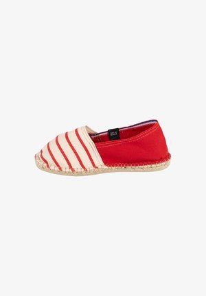 Espadrille à enfiler avec un avant en tissu rayé rouge et beige, un arrière uni rouge, et une semelle en jute tressé, étiquetée "Art of Soule."