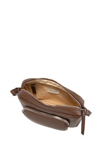Borsa a tracolla in pelle marrone con texture, dotata di due scomparti con zip, foderata in beige, e una piccola tasca interna con zip.