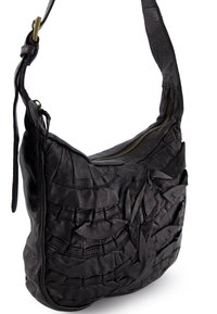 Zwarte leren tas met een slungelige ontwerp, voorzien van gestructureerde plooien en een bovenste ritsluiting. Verstelbare schouderband voor draagcomfort.