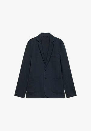 Ciemnogranatowa marynarka z klapami z nacięciem, dwoma guzikami z przodu i trzema naszywanymi kieszeniami z przodu, przedstawiona na płasko na białym tle.