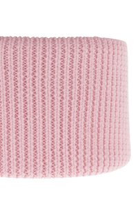 Bandeau en tricot de couleur rose pâle, avec une texture côtelée et une forme cylindrique, offrant un confort optimal et un ajustement snug.