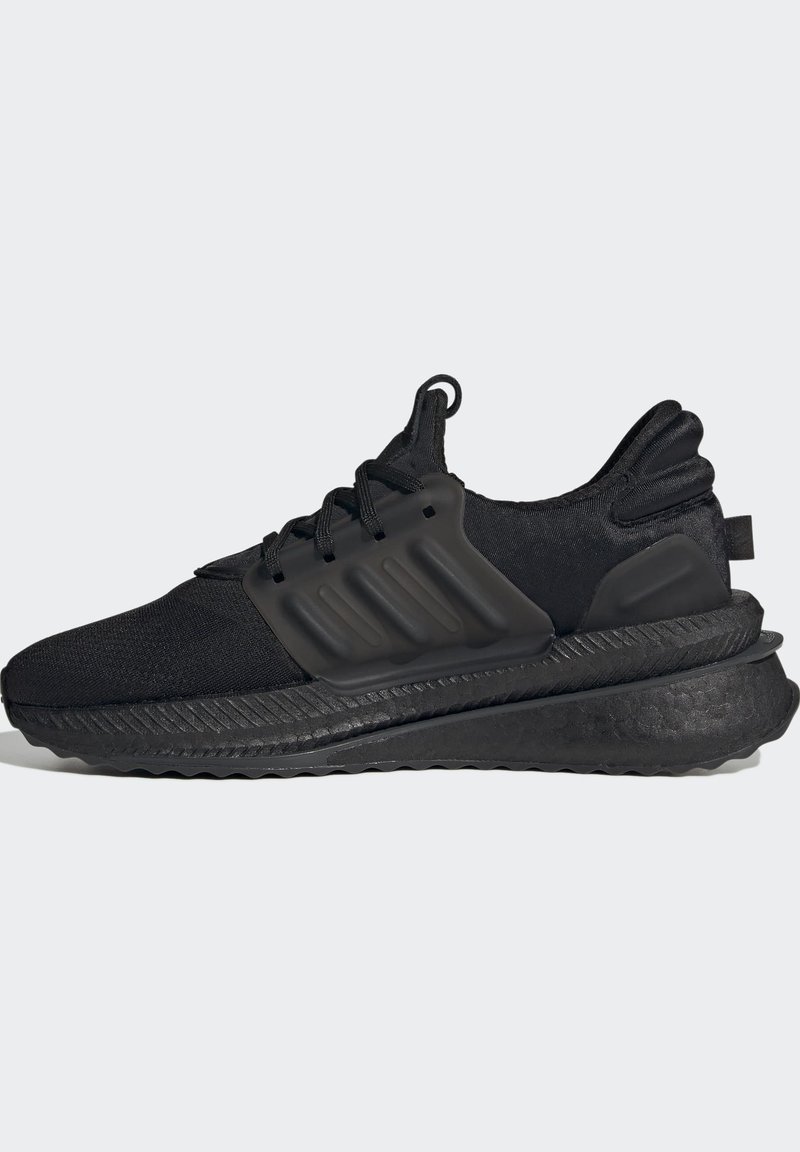 Schwarze Sportschuhe mit einem Obermaterial aus Stoff, strukturiertem Zwischensohlenbereich und Gummi-Außensohle. Merkmale sind Schnürsenkel und ein Akzent aus geformtem Kunststoff.