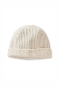 Ściągaczowa czapka w kremowym kolorze, wykonana z miękkiego materiału, z podwiniętym brzegiem i małą naszywką z logo po boku.