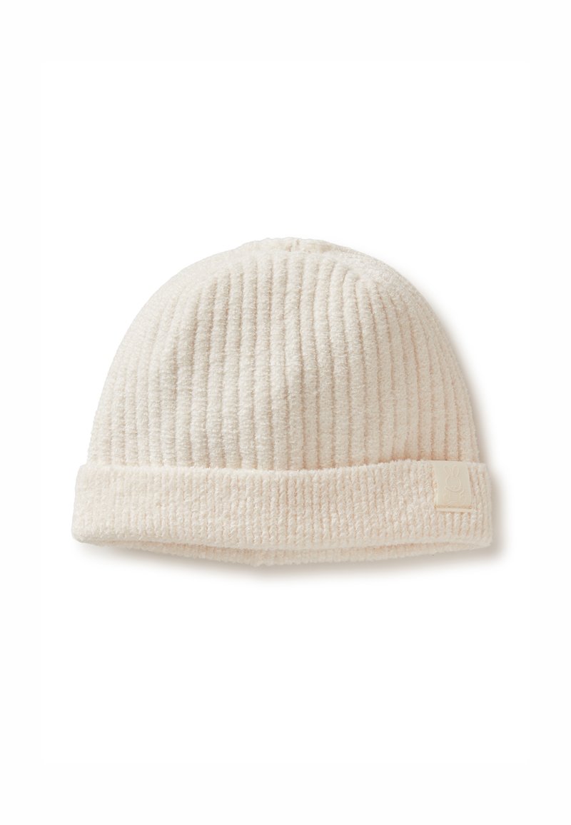 Ściągaczowa czapka w kremowym kolorze, wykonana z miękkiego materiału, z podwiniętym brzegiem i małą naszywką z logo po boku.