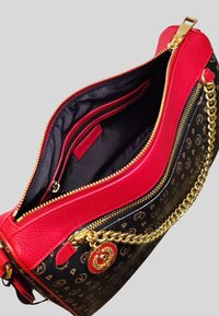 Piccola borsa con motivo logo nero e marrone, rifiniture in pelle rossa, zip in oro e catena, e interno in tessuto nero con tasca zip interna.