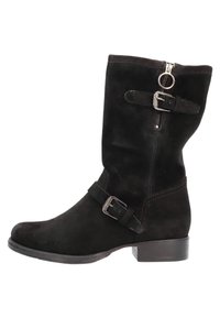 Bottines en suède noir avec un bout arrondi, une fermeture éclair sur le côté et deux sangles décoratives avec des accents en métal argenté. Talon bas empilé.