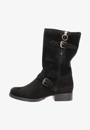 Bottines en suède noir avec un bout arrondi, une fermeture éclair sur le côté et deux sangles décoratives avec des accents en métal argenté. Talon bas empilé.