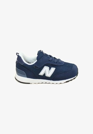 Sneaker in rete navy con dettagli bianchi, forma curvata, tomaia testurizzata, punta rinforzata e logo sul lato. Suola in gomma con trazione.