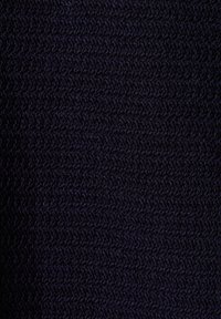 Tessuto a maglia di un blu navy scuro con un motivo intrecciato e texture, caratterizzato da uno spessore medio costante in tutto il tessuto.