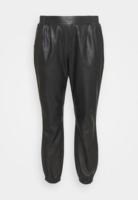 Czarne joggerki z imitacji skóry z elastycznym pasem, bocznymi kieszeniami i elastycznymi mankietami przy kostkach. Gładka tekstura i luźny krój.