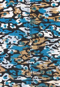 Barevná látka s odvážným abstraktním vzorem v tyrkysové, černé, bílé a zlaté barvě, se hladkým povrchem a viditelným švy.